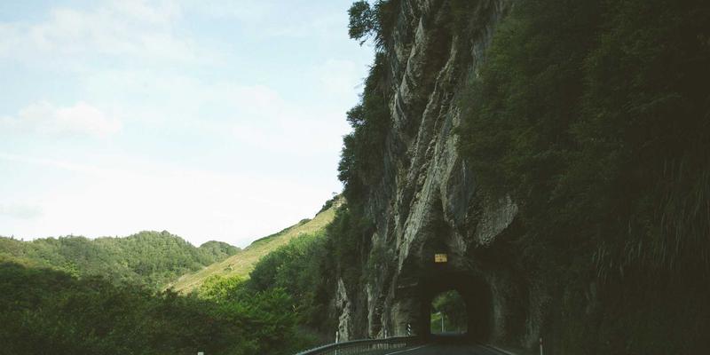 从战场到荒野：军用级电池技术与能源管理如何重塑生存装备、武器与户外供应的动力未来