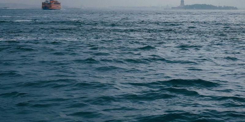 超越战场:从生存装备到专业武器,解析现代军事装备的战术优势